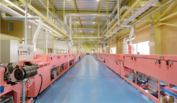 新工場を開設し、安定・高品質な生産体制を強化。ピンク色の設備を採用した明るい工場を整備。